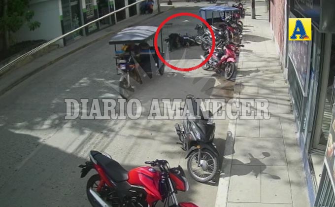 Motociclista sufre aparatosa caída