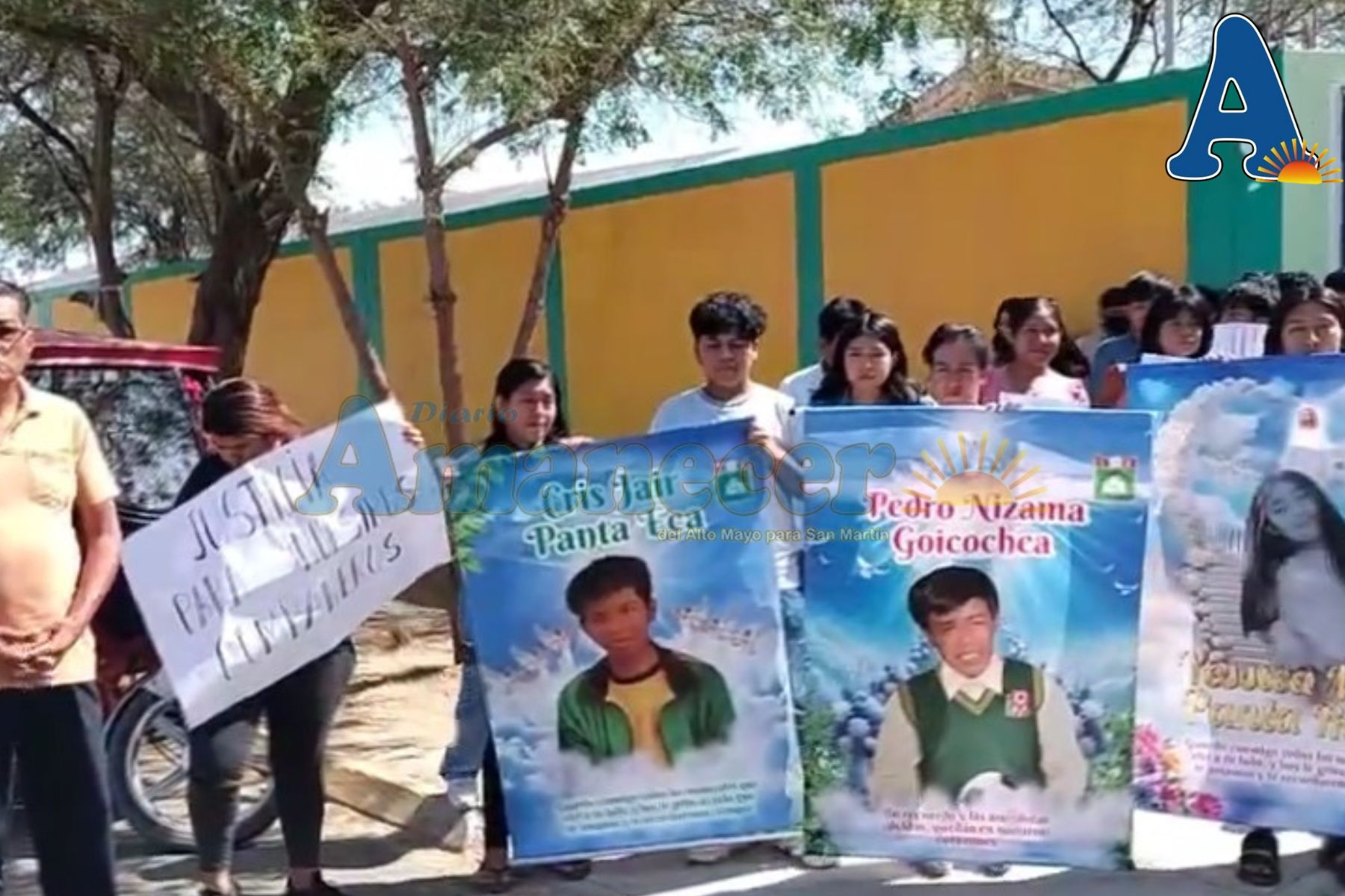 FAMILIARES DE ALUMNOS FALLECIDOS EN ACCIDENTE DE MÓVIL PROTESTAN