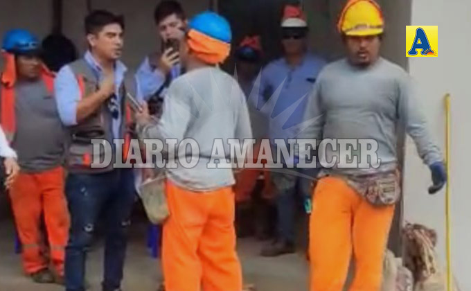 Trabajadores se enfrentan con responsable de obra