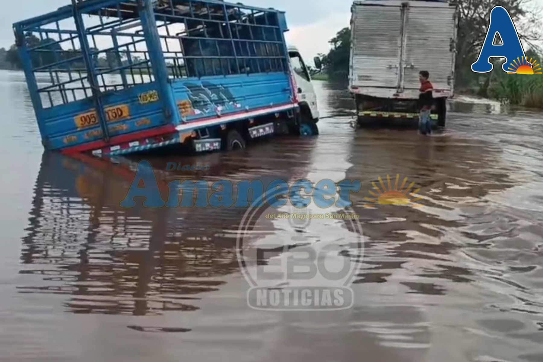 CAMIÓN CASI ES ARRASTRADO POR DESBORDE DEL RÍO MAYO