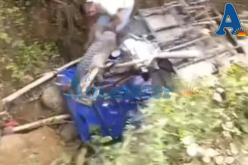 Motocarrista cae a zanja y sobrevive de milagro