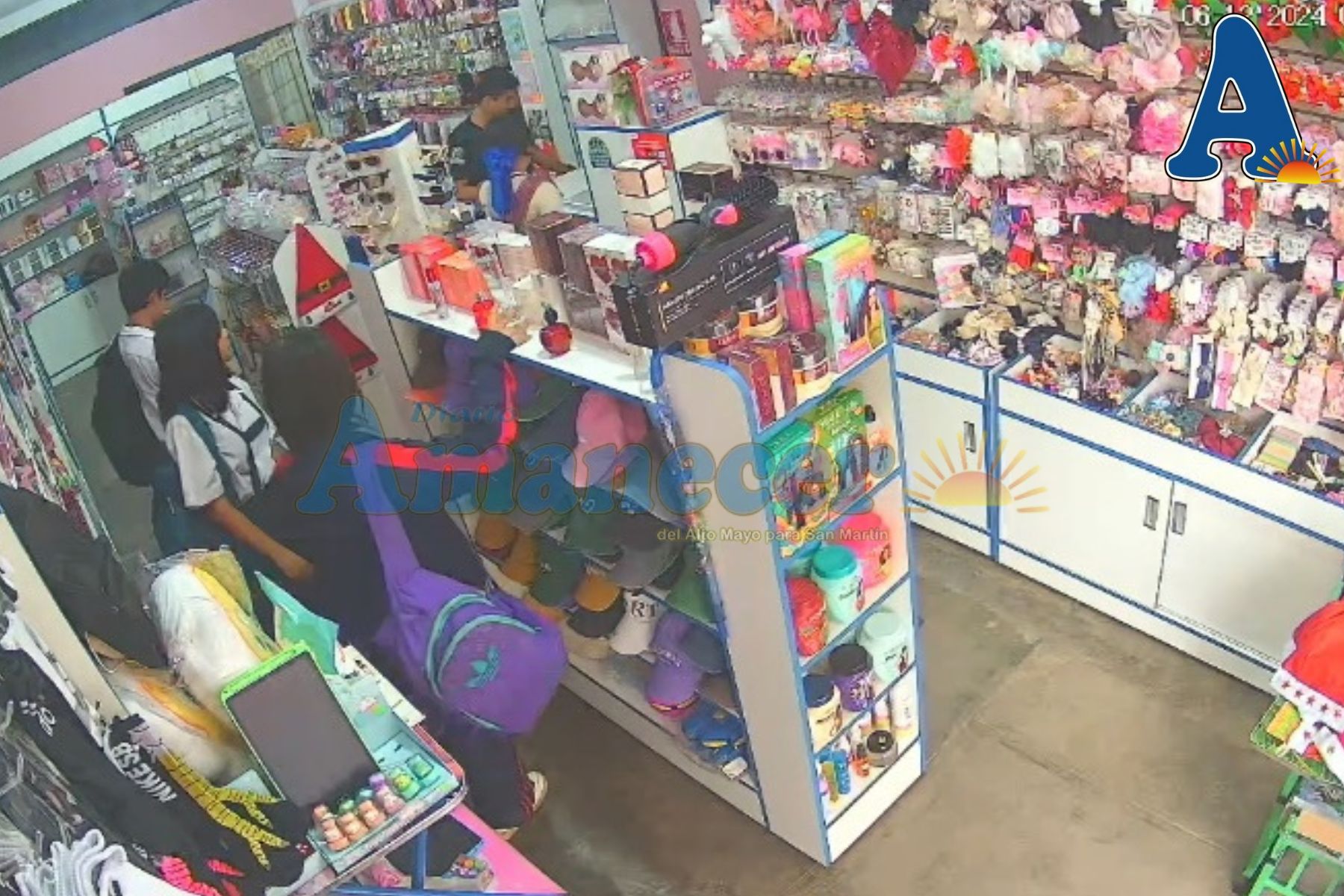 CAPTAN A ESCOLARES HURTANDO EN TIENDA