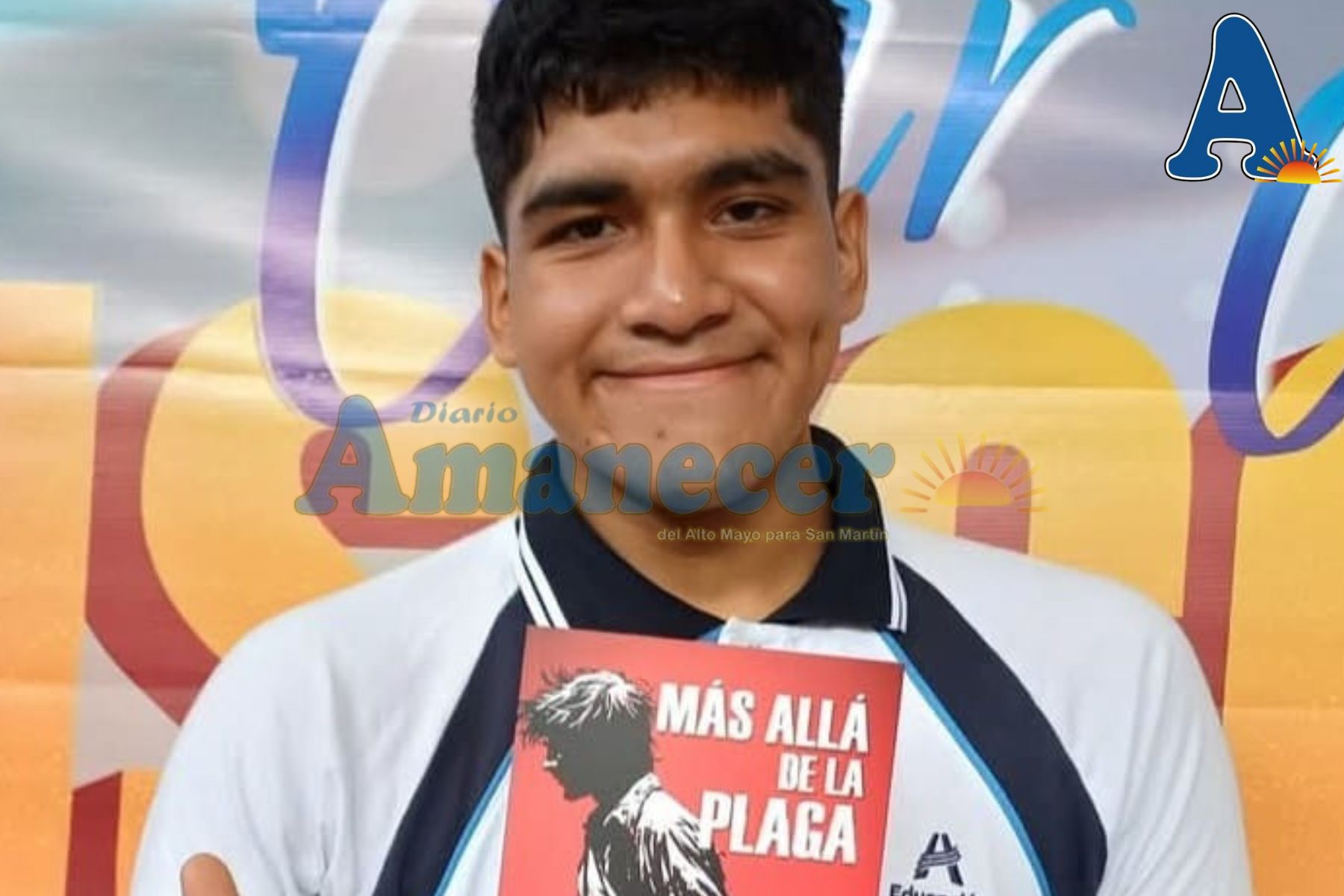 ESTUDIANTE DEL COLEGIO ADVENTISTA PRESENTA LIBRO