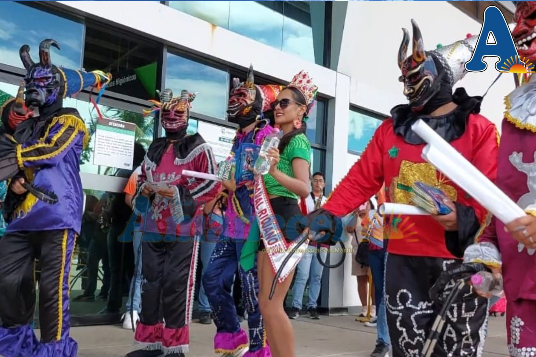 DIABLOS DE RIOJA RECIBEN A TURISTAS EN AEROPUERTO