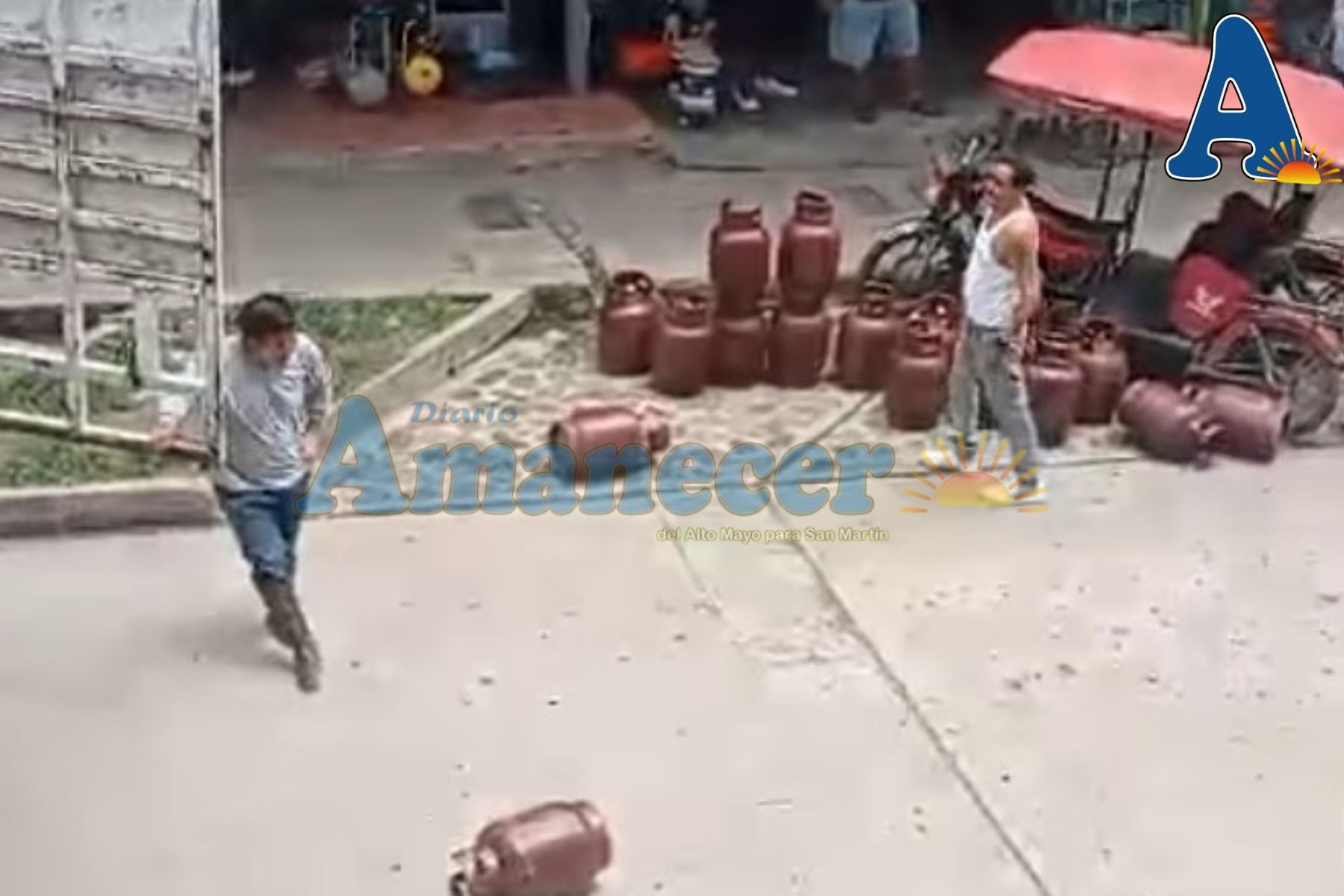 DECENAS DE BALONES DE GAS QUEDAN REGADOS EN VÍA PÚBLICA
