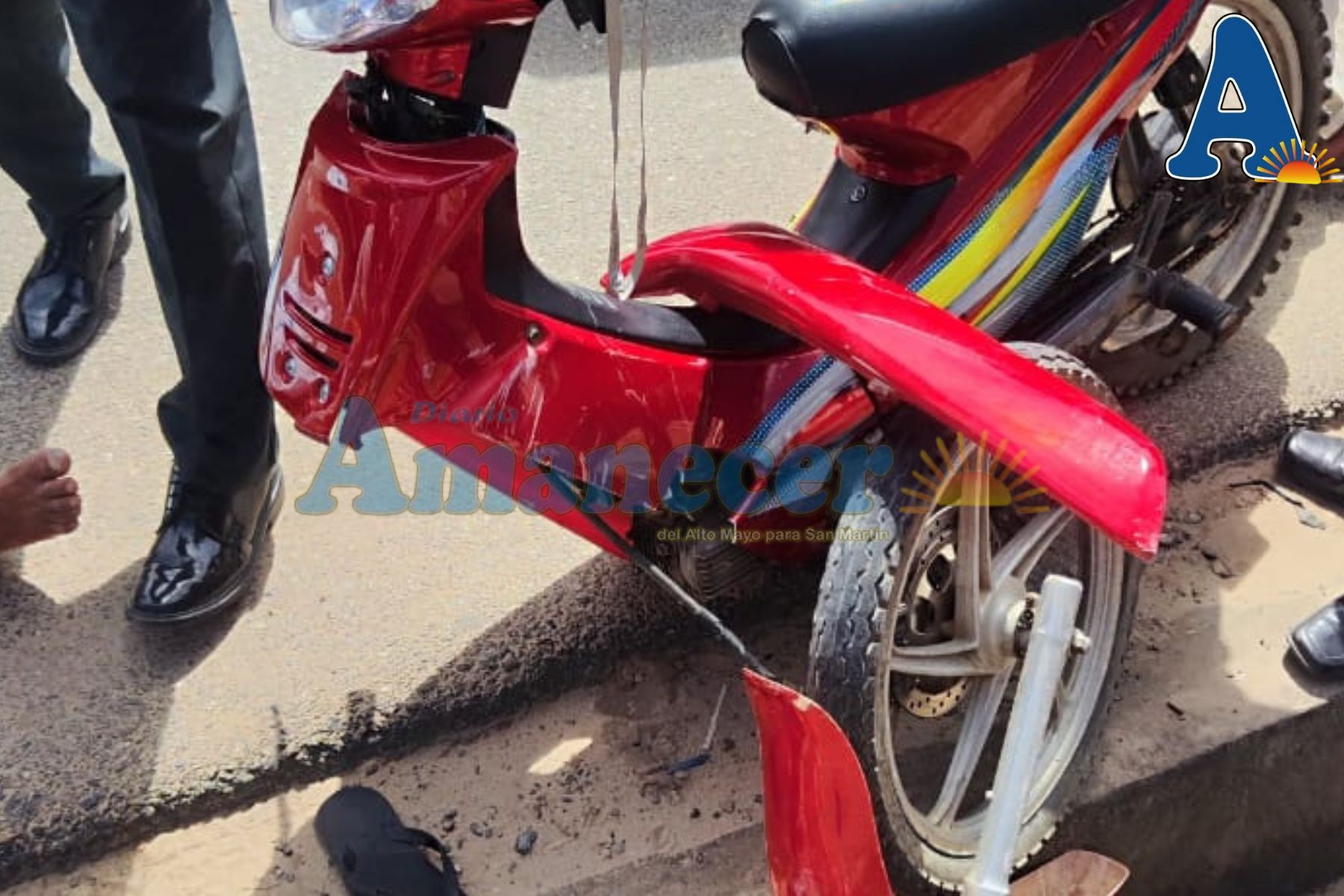 MOTOCICLETA SE PARTE EN 2 Y DEJA UN HERIDO
