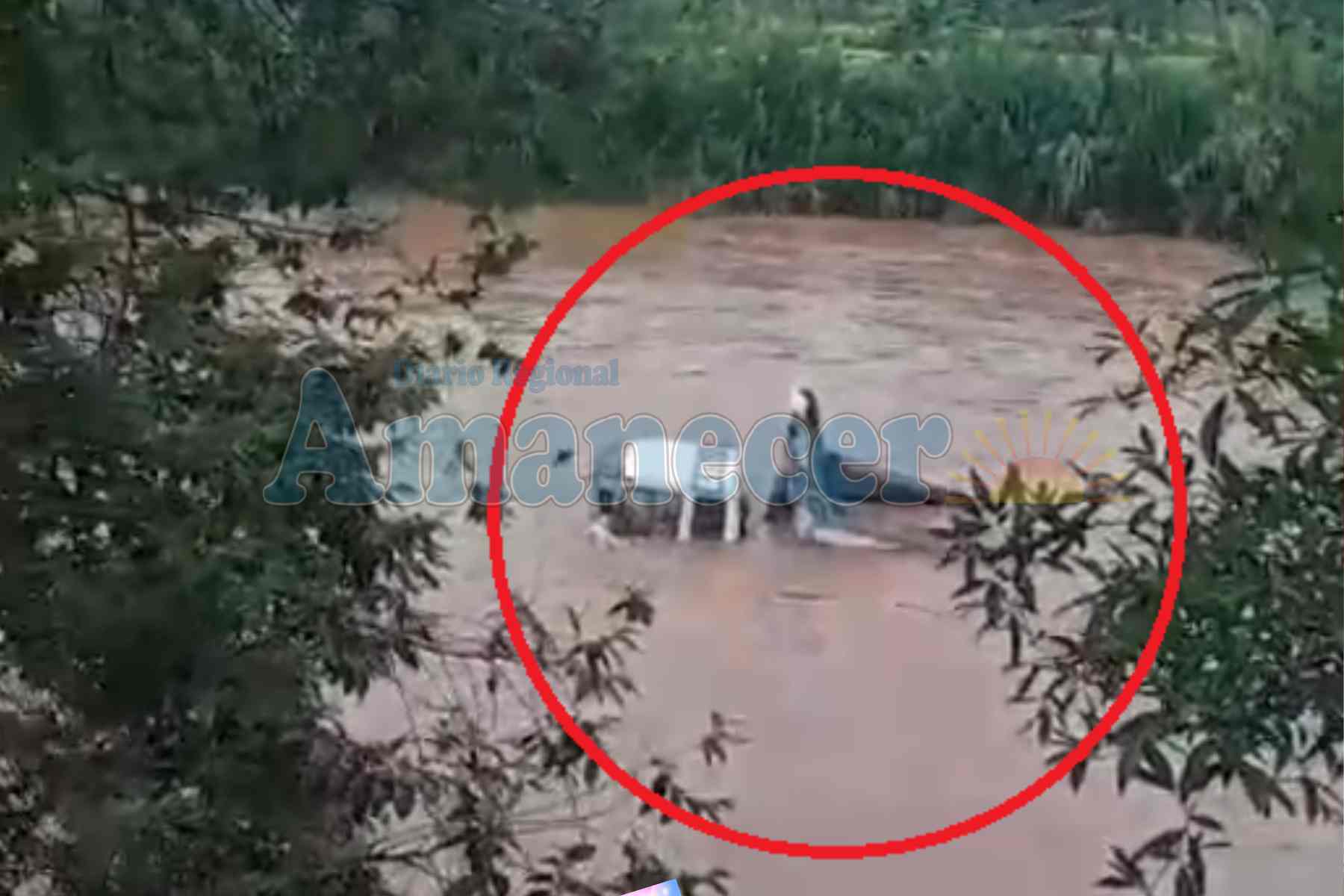 Río Tónchima arrastra pesado camión volquete