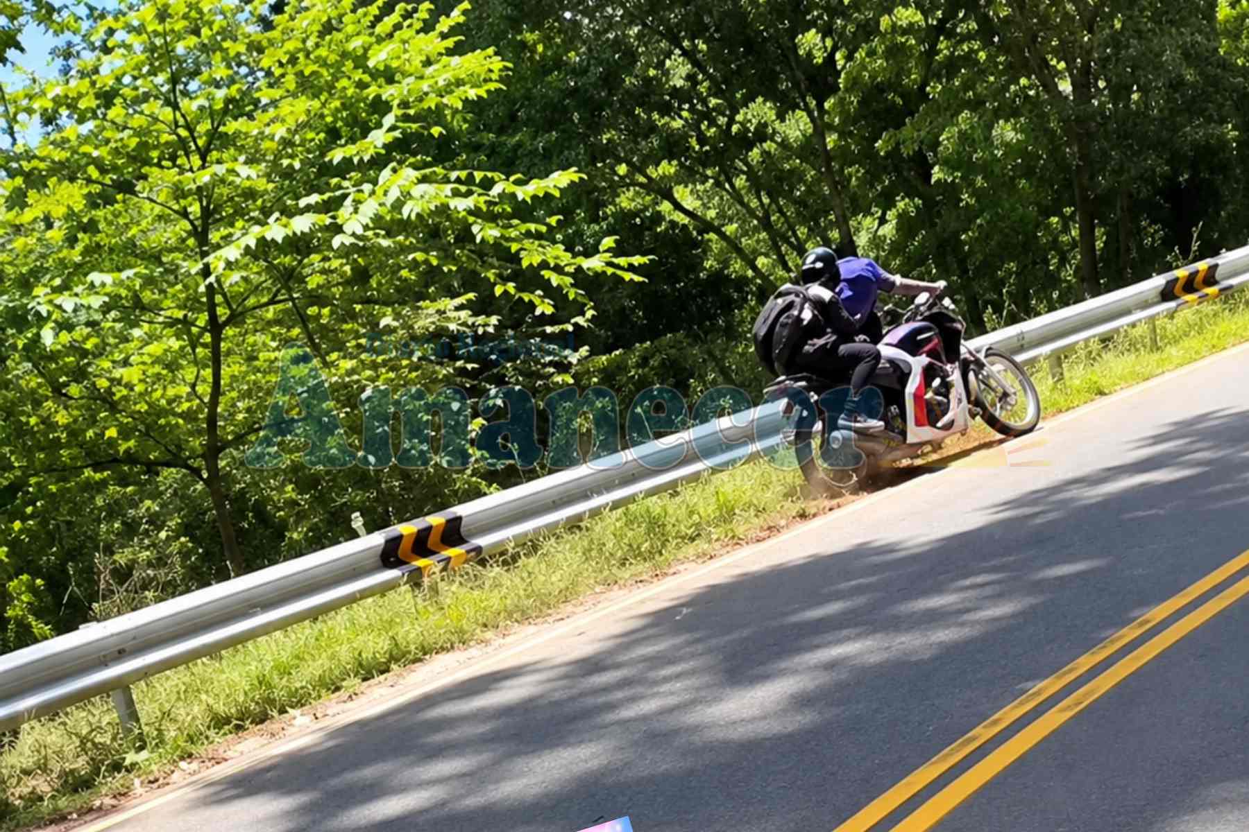 Jóvenes motociclistas casi provocan tragedia en carretera a Yurimaguas
